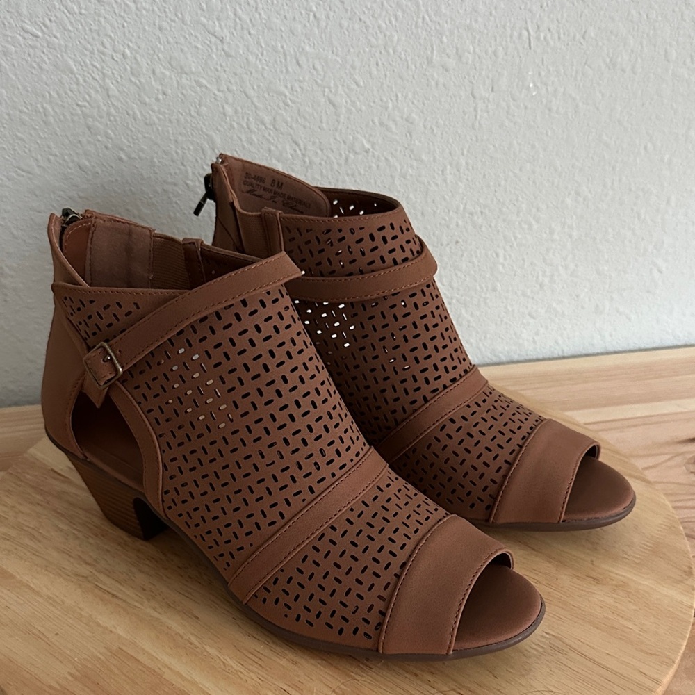 Easy Street Carrigan Womens Slip-On Booties new tan